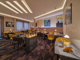 Shopping & Winetasting in Neumünster