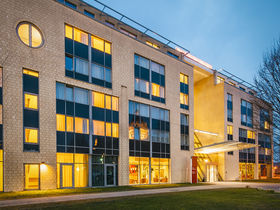 Wuppertal mit einer der ältesten Schwebebahn der Welt erkunden