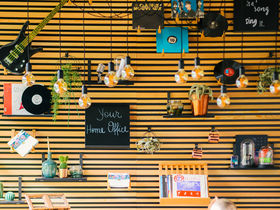 Wuppertal mit einer der ältesten Schwebebahn der Welt erkunden