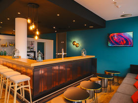 Wuppertal mit einer der ältesten Schwebebahn der Welt erkunden