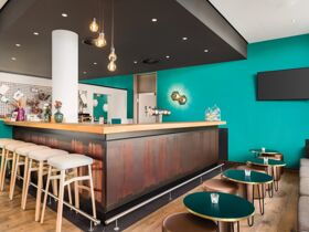 Wuppertal mit einer der ältesten Schwebebahn der Welt erkunden