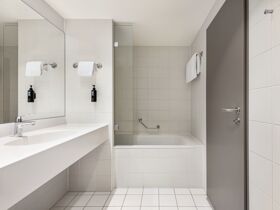 Wuppertal mit einer der ältesten Schwebebahn der Welt erkunden