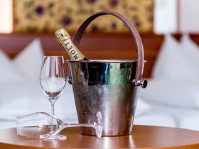 Erleben und Genießen mit Therme & Weinprobe