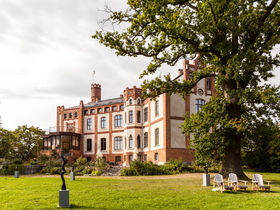 Kurzurlaub im Mecklenburger Schloss nahe Wismar zum Frühlingsstart -Schneeglöckchentage