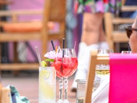 Herrchen & Frauchen mit ihrem Liebling am Ostseestrand - Hundearrangement