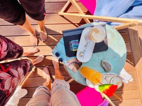 Herrchen & Frauchen mit ihrem Liebling am Ostseestrand - Hundearrangement