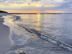 Herrchen & Frauchen mit ihrem Liebling am Ostseestrand - Hundearrangement