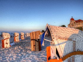 Herrchen & Frauchen mit ihrem Liebling am Ostseestrand - Hundearrangement