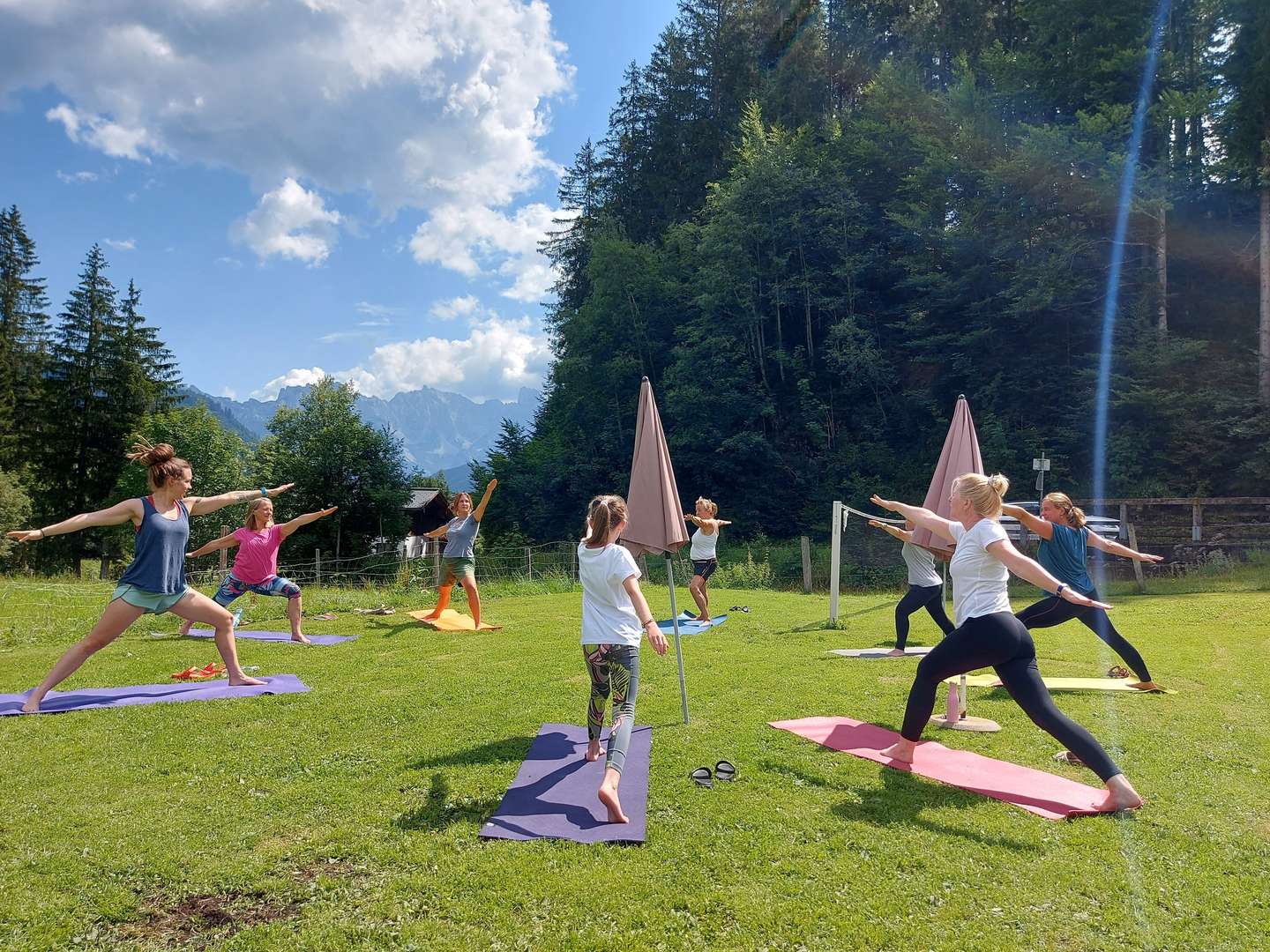 Yoga Retreat in den Bergen im Frühling