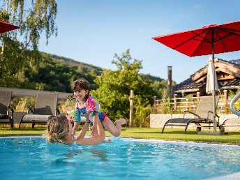 Familienglück im Chaletparadies: 4 Familien Tage am See