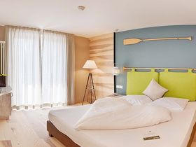 Frühlingsbaden am Montiggler See im Süden Südtirol  