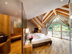 Frühlingsbaden am Montiggler See im Süden Südtirol  