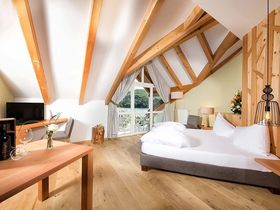 Frühlingsbaden am Montiggler See im Süden Südtirol  