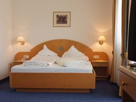 Frühlingsbaden am Montiggler See im Süden Südtirol  