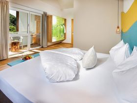 Frühlingsbaden am Montiggler See im Süden Südtirol  