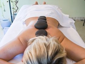 Frühlingsbaden am Montiggler See im Süden Südtirol  