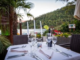 Frühlingsbaden am Montiggler See im Süden Südtirol  