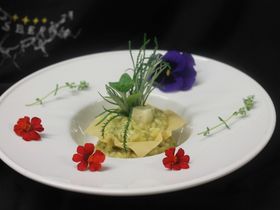 Frühlingsbaden am Montiggler See im Süden Südtirol  