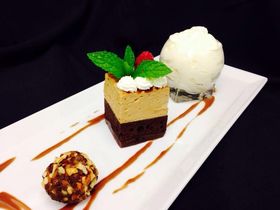 Frühlingsbaden am Montiggler See im Süden Südtirol  