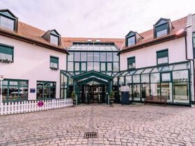Zwei Nächte mit Frühstück und Abendessen im Atomis Hotel Munich Airport by Mercure