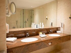 Zwei Nächte mit Frühstück und Abendessen im Atomis Hotel Munich Airport by Mercure