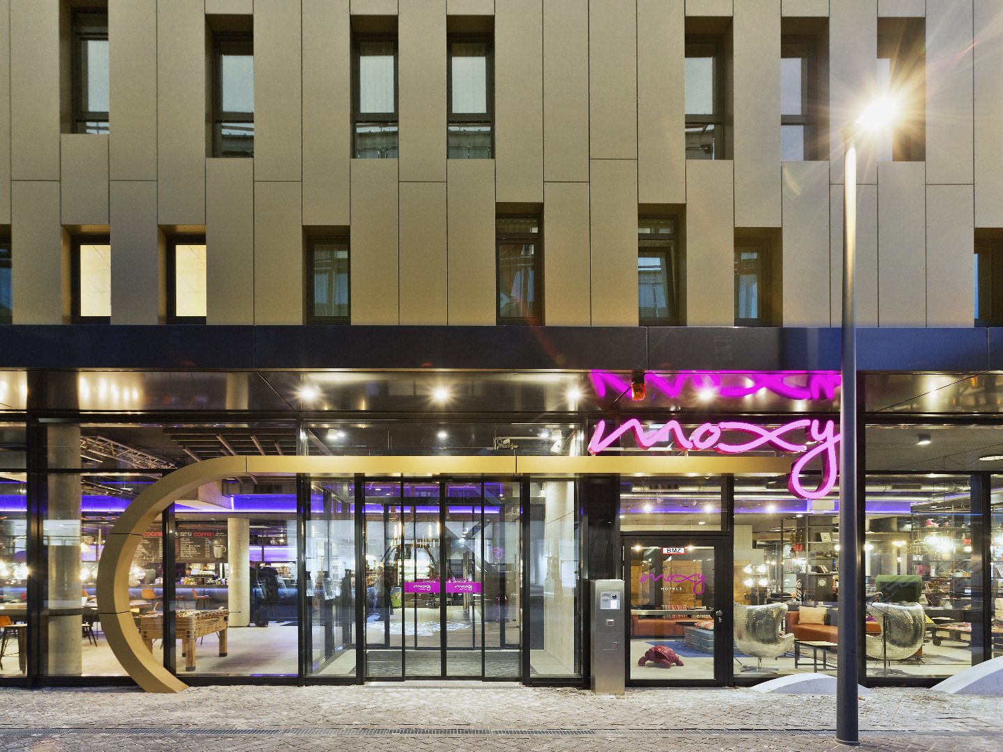 Stadt, Style und Schnauze – dein Kurzurlaub mit Hund im Moxy Frankfurt East
